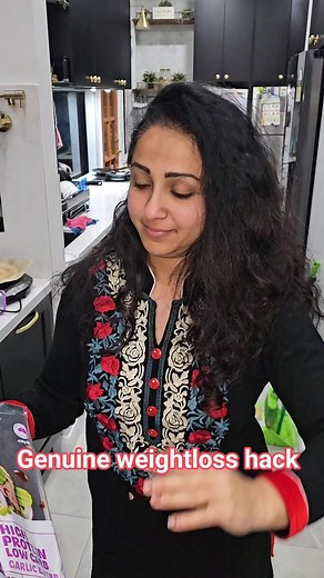 Proper weightloss hack - we are using Simson's Pantry protein wrap with 13gms of Protein in each wrap, low carbs and high in fibre. Amazing way to enjoy pizza but still stay super healthy and under your calories. Use low fat cheese sparingly and you are good to go!. | Aman ll Jasmine ll Tegh ll Dil