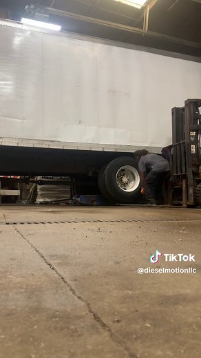 Spare your body any chance you get #dieselmechanic #dieseltechnician #dieselmotion #lincolntech #lincolntechnicalcollege