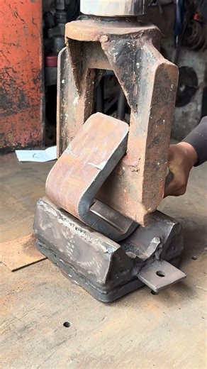 Iron Bar Bending Into U Shape With 5 Tons Pressure of Hydraulic Press Machine #hydraulicpress