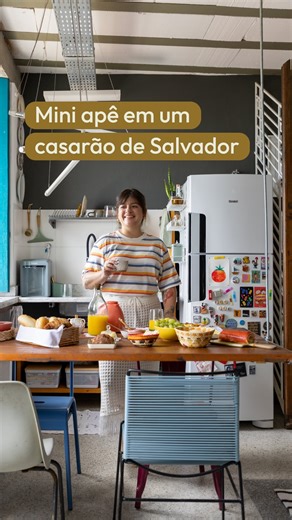 Histórias de Casa on Instagram: "Já imaginou morar em um casarão do século 18 com vista para a Baía de Todos os Santos? 🐚✨ Sim, é um sonho!! A Paloma (@p_a.k) vive em um mini apê nesse endereço histórico em Salvador. Aqui, a arquitetura faz toda a diferença - porque é fruto de um retrofit incrível da arquiteta @naialban! Mas por dentro, a alma plural e colorida da moradora toma forma em uma decoração onde cada objeto guarda uma história legal ou uma memória importante. ❤️ No fim, o apartamento 