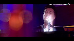🎹 C’est l’heure du #live ! Un hommage magnifique rendu à Léonard Cohen : le flamboyant Rufus Wainwright nous interprète Hallelujah, en live sur la scène de #CàVous ! | C à vous