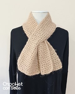 Un proyecto sencillo y funcional, perfecto para usar todos los días. En el video te muestro cómo tejerla paso a paso y cómo hacer el ojal para que cierre cómodamente. 👉 Mirá el tutorial completo acá: https://youtu.be/P313meFqE_E #crochet #bufandacrochet #crochetfacil #crochetconsole | Crochet con Sole