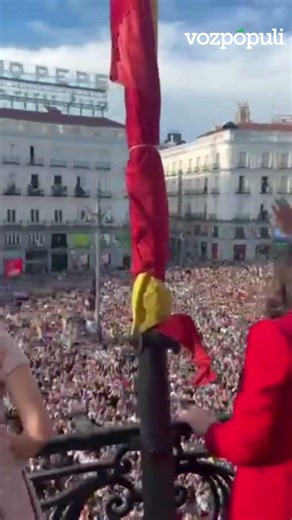 Locura en Sol con la salida de Ayuso y María Corina Machado al balcón