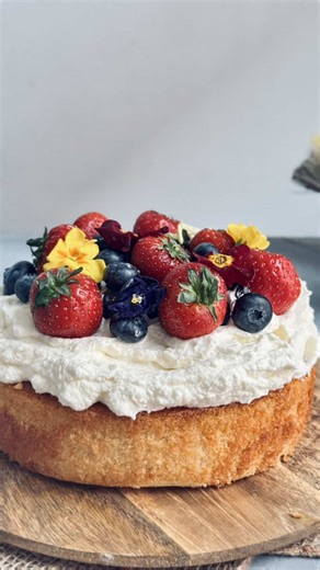 Delicious Vanilla and Berries Cream Cake Recipe