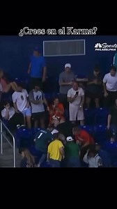 104K views · 3.4K reactions | #Viral PADRE EVITA PELEA Y SU HIJO RECIBE PREMIO DE LOS PHILLIES Un hombre se volvió viral tras ceder una pelota a una mujer para evitar una pelea durante un juego de los Phillies. El gesto llamó la atención del equipo, que decidió premiar al hijo del hombre con un kit completo y una invitación para conocer a los jugadores, convirtiendo un mal momento en una experiencia memorable. | Cacique Campeche | Facebook