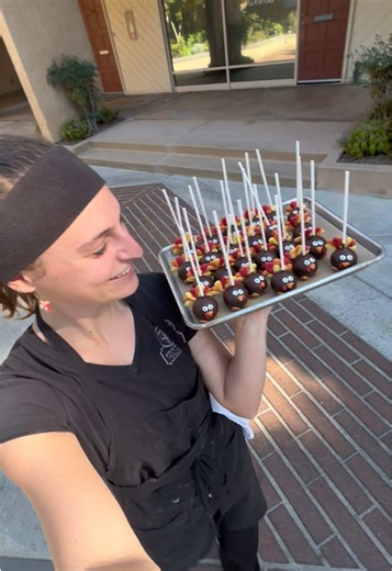 these turkey cake pops had me giggling #cakepops #bakingtok #pastrychef #turkeys #thanksgiving