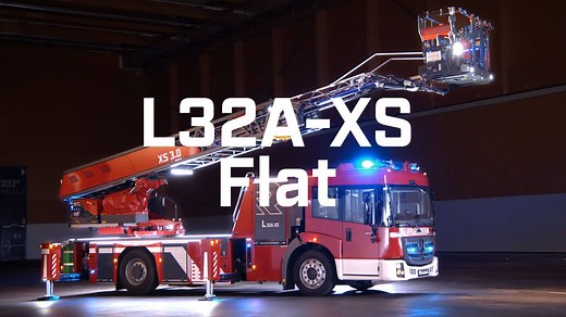 Bühne frei für die Drehleiter L32A-XS Flat 💪 Die Gelenkdrehleiter L32A-XS Flat mit 32 m Arbeitshöhe überzeugt durch eine Gesamthöhe von nur 3 m. Die Höhe macht den Unterschied und deshalb stellen niedrige Unterführungen, Toreinfahrten oder Durchfahrten, kein Problem dar. Ein besonderes Highlight ist der Hundegang der L32A-XS Flat. Mehr dazu auf 👉 https://bit.ly/2TaSnZB #allesfuerdiesenMoment | Rosenbauer Group