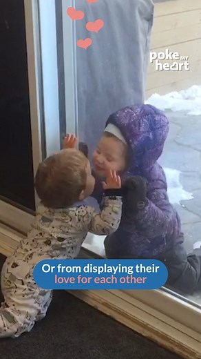 Little Girl Tries to Kiss Baby Brother Through Glass Door #siblings #kisses #unbreakablebond #littlegirl | Poke My Heart