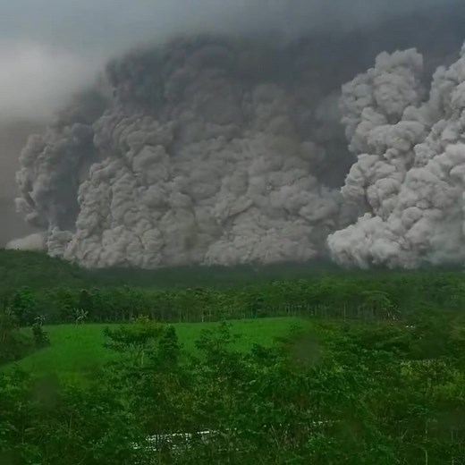 71K views · 1.3K reactions | VOLCANIC ERUPTION: What a scary sight....