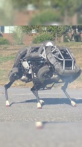 Редкие кадры LS3 - четырёхногого робота от Boston Dynamics финансируемого DARPA. В отличие от современных роботов использовал шумный бензиновый двигатель для переноски 180кг груза. Проект закрыт, но проложил путь к сегодняшним тихим технологиям. Эволюция робототехники от ревущего монстра до бесшумных помощников. #ls3robot #bostondynamics #darpa #бензиновыйробот #четырёхногийробот #военныйробот #эволюцияроботов #историяроботехники #прототипробота #технологиипрошлого | Шок факты техно