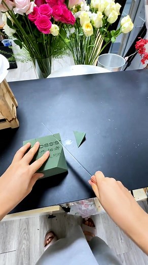 🌸🌷🌼 #diyflowers #floraldesign #flowerarrangement #makingbouquets #florist #floweroftheday | FloralSupplies.com