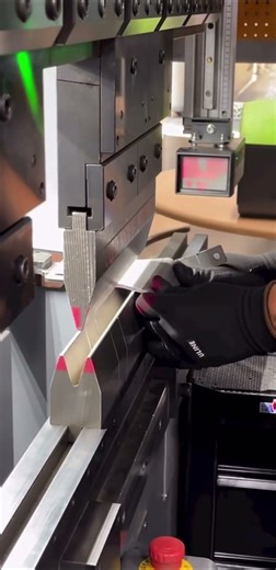 Real Customer Using HARSLE Press Brake On Site #machine #pressbrake#metalfabrication #cnc #factory