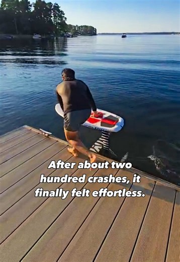 Learning to dock start a hydrofoil is one of the most challenging skills I've ever taken on. So, how does it work? The hydrofoil is like an underwater wing that lifts you out of the water as you pick up speed. Once you're flying, it's all about pumping (a fluid motion of pushing down to gain speed, then rising up to turn that speed into lift). Get the timing right, and you'll be gliding smoothly across the water. #dockstart #hydrofoil #armstrongfoils #watersports