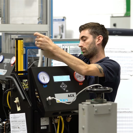 160 ubicaciones - 35 países y 1️⃣ Estándar - eso es lo que llamamos "Hecho por MAHLE". En Parma, IT, estamos desarrollando y fabricando dispositivos de soluciones de servicio de clase mundial para talleres en todo el mundo. 💙 Los entornos exigentes del taller y el uso de alta frecuencia hacen que la fabricación de dispositivos de servicio de bajo mantenimiento sea una misión desafiante. Desde la prueba y calibración de emisiones hasta el servicio de AC y el diagnóstico de la batería, nuestros c