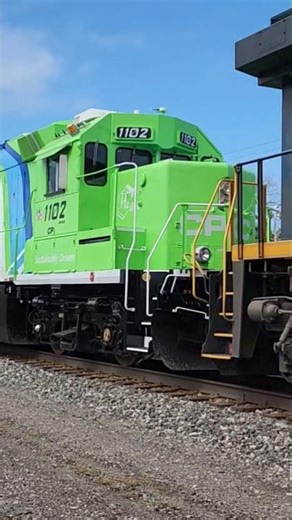 CSX Garbage Express train M634 passes by with new CPKC hydrogen GP38H in consist! 41726 #shorts