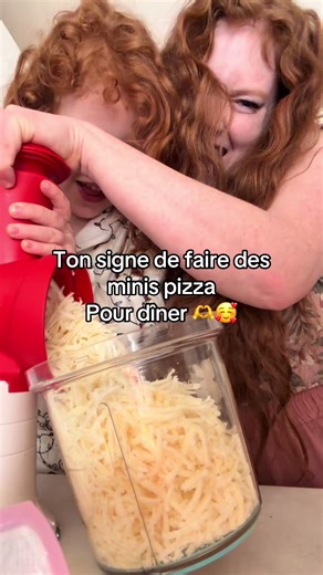 Pour ajouter des légumes qui marchent! (Dans la sauce on aurait pu y mettre des épinards) sinon brocolis/oignons 🤌🏻 pour Laurent ce que jlai fait : j’ai mis en minuscules morceaux les crevettes et le fromage hop au four et coupé en lanière :) #recettesimple #diner #idee #pizza #crevette