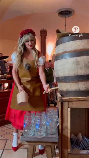 🍺 Heidi Klum lance le Heidi Fest ! 🎉🎶 @heidiklum À Munich, Heidi Klum a donné le coup d’envoi de son « Heidi Fest » en ouvrant un tonneau de bière sous les applaudissements 👏🥨 Un moment festif en hommage au légendaire Oktoberfest, avec un invité de choix dans le public : Bill Kaulitz 🤩🍻 #Purepeople #bestimage #HeidiKlum #HeidiFest #Munich #Oktoberfest #BillKaulitz 👉 Et vous, qui inviteriez-vous à partager une chope à vos côtés ? 💬 | Purepeople.com
