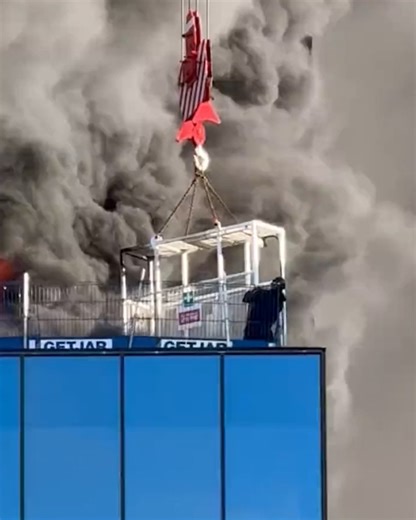 191K views · 2.6K reactions | A quick-thinking crane operator has managed to rescue a construction worker trapped on the top of a towering inferno in Reading, England. Terrified bystanders watched on in horror as the operator managed to manoeuvre the man to safety. READ MORE: https://nine.social/rQJ #9News | WATCH LIVE 6pm | 9 News Sydney | Facebook