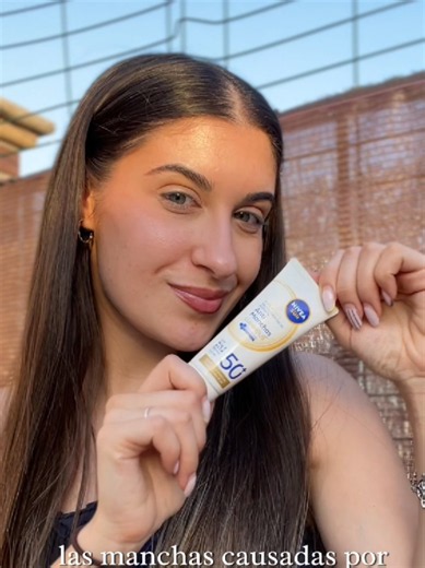 ¿Protección solar y tratamiento antimanchas al mismo tiempo? Sí, por favor ✨ Llevo unos días usando el Fluido Solar FP50 Luminous 630 de NIVEA y se ha convertido en un básico de mi rutina. ☀️ Protege frente al sol con SPF50 ✨ Ayuda a reducir las manchas visibles 💧 Hidrata y deja la piel con un aspecto más uniforme Además, su textura es súper ligera, se absorbe enseguida y no deja sensación pegajosa ni grasa. Perfecto para usar cada mañana, incluso antes del maquillaje 💛 🛒 Lo tienes disponible