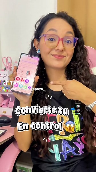 ¿Sabías que puedes convertir tu celular en control remoto para tus presentaciones de Canva? 📱✨ Así puedes avanzar las diapositivas sin estar pegada a la computadora. ¡Este truquito está buenísimo! 👀💙 #Canva #CanvaTips #TrucosDeCanva #CanvaParaMaestros #TikTokEducativo