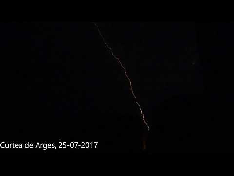 Difference between the thunder of a negative lightining strike and a positive lightining strike