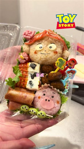 トイストーリーキャラ弁の作り方｜ウインナーにパスタ刺すアイデア