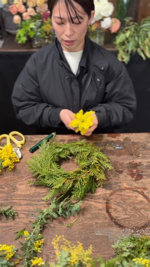 特級フローリスト⚔️ ｜ Takashi Takano | ミモザのリース。シーズンイン。 フラジャイルのリースマスター、結花のリース作りのコツを聞きながら、制作してもらいました。 ✄ ┈┈┈┈┈┈┈┈┈┈┈┈┈┈┈┈ 生徒さんやお弟子さんが、 『花の仕事はお洒落でカッコいい！』そんな未来のカルチャーを作ってくれる事を願ってます！... | Instagram