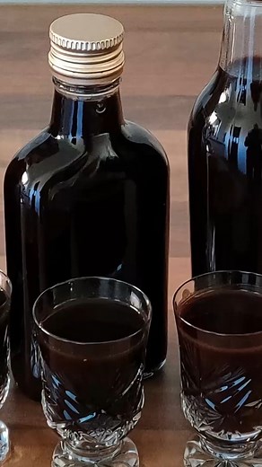 Kahlua - domowy, pyszny likier kawowy Przepis➡️ https://www.obzarciuch.pl/2025/11/kahlua-domowa-wersja-pysznego-likieru.html Składniki: 1 i 1/2 szklanki wody 1 i 1/2 szklanki cukru 1/2 szklanki kawy rozpuszczalnej 1/4 szklanki gorzkiego kakao 1 łyżka ekstraktu z wanilii 1 szklanka wódki 40% 1/2 szklanki rumu | Obżarciuch