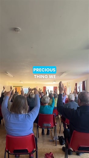 Today I loved volunteering to teach a seated Parkinson’s workout using simple exercise snacks — quick, multitasking moves that support motor skills, coordination, balance, and flexibility. These mini workouts are short, doable, and a reminder that we can all find time each day to move for our health. The room was full of positivity and support — for me as a trainer, these moments are the true highlights. This is what it’s all about: showing that fitness is for everyone. It’s not about how we loo