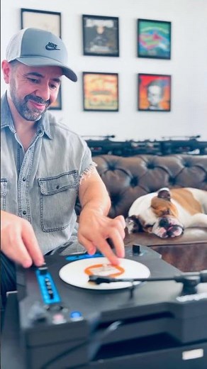 Pablo enjoys my scratching 🎚️🐶❤️