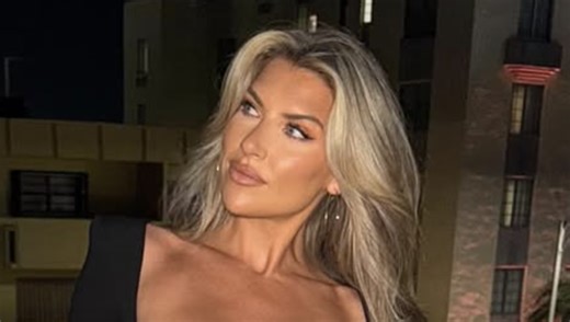 Melanie Collins Wins NFL Week 17 With 'Unreal' Sideline Outfit