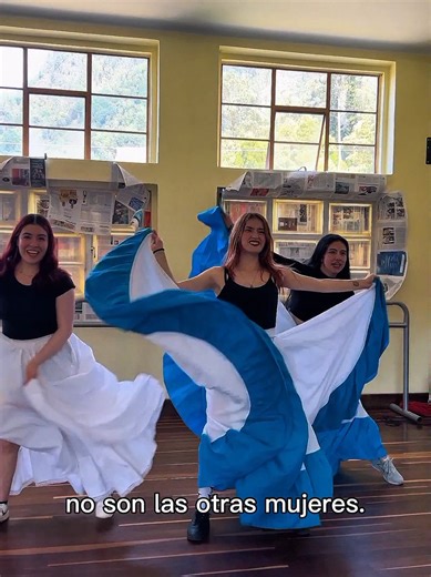 El arte del faldeo: un buen humor masculino