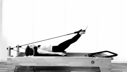 ABS & HAMS with the Reformer performed by ATELIER PILATES Teacher Pilates LifeStyle by Serena Alvaro | ATELIER PILATES