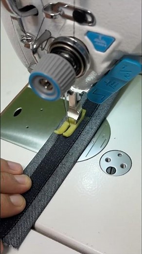 How to make a two-tone strap in 1 minute. 🧵 #creativecostume #denim #tutorial #tailoring