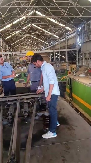 Inside the Asansol Electric Loco Shed | How a Pantograph Works #electricloco #locomotive