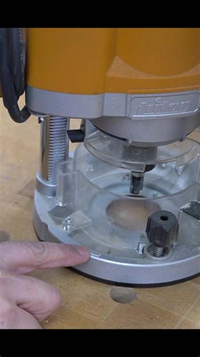 Blöd wird’s, wenn man NICHT daran denkt! ☝🏾 Beim Arbeiten mit der Oberfräse ist die Laufrichtung entscheidend. Wenn man das nicht beachtet, dann fliegen einem ganz schnell Werkstück oder Maschine durch die Werkstatt 🤯 #werkstatt #tipps #tricks #oberfräse #holzwerken