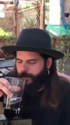 Here is the amazing inventor/musician Sergi Estella with his fantastic 'Wine Box' guitar | The Music Man