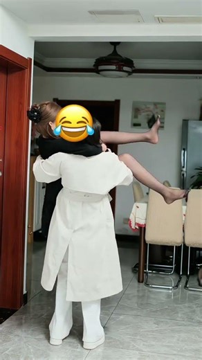 Unintentional Eye Contact Pranks: Hilarious Laughter Ensues