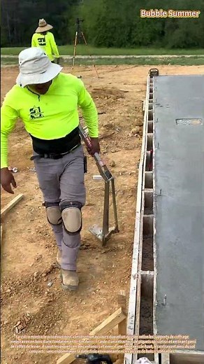 Décoffrage : extraction de piquets en bois à l'aide d'outils à effet de levier