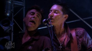 " What I Like About You " es una canción de la banda The Romantics . Escrita por los miembros de la banda Wally Palmar, Mike Skill y Jimmy Marinos en 1979, la canción se incluye en el álbum debut homónimo de la banda | Videos Musicales Solo En Hd