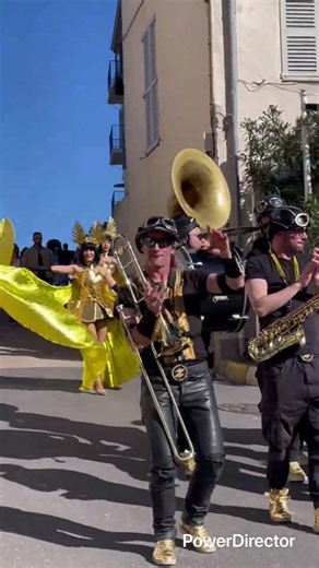 Défilé de CRS ?…