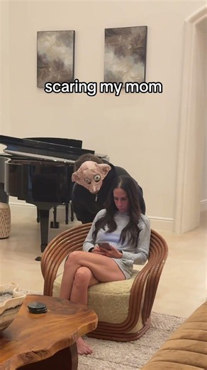 jumpscaring my mom🤣