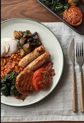 english breakfast, but make it a lil bit lighter this fry up had: • chicken sausages • maple bacon • sweet potato & olive hash browns • chilli baked beans • poached eggs • garlic lemon mushrooms • roasted tomato still hit that full english craving, but a little bit lighter on the body with some complex carbs, extra nutrients & leaner protein #pcosbreakfast #pcosmeals #balancedmeals #breakfastideas #healthybrunch