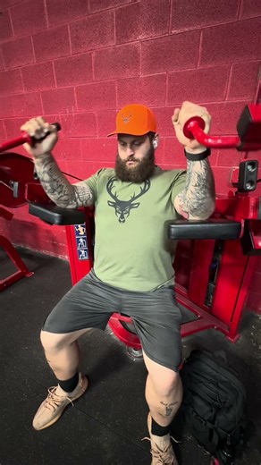 New machine, same mission: grow 💪Triceps getting WORKED today