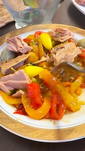 Salade de poivrons rôtis au four Cette salade est un souvenir qui se mange.Le parfum de l’huile d’olive rappelle la cuisine d’autrefois, celle qui emplissait la maison avant même que le plat arrive sur la table. Il y a le vent frais, presque salé, les câpres qui réveillent le palais, le goût légèrement piquant des poivrons relevé par les épices et l’ail rôti, une chaleur simple, juste et sincère. Chaque bouchée parle de soleil, de gestes lents, et de ces plats faits sans prétention, mais avec be