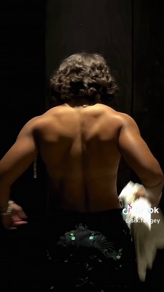 Celebrating 200k with a Jaw-Dropping Back Flex!