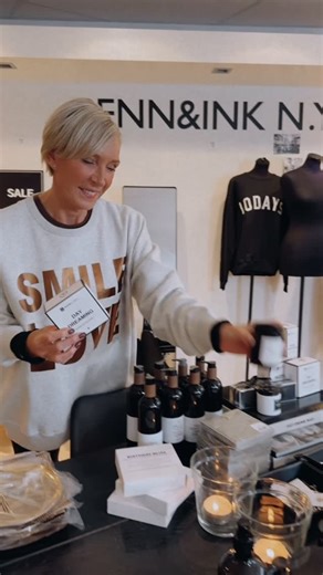 S T IJ L N R 4 BOUTIQUE & ONLINE SHOP on Instagram: "Mirjam heeft weer wat leuks gespot! Ze draagt de sweater 129,90 Tijdens haar zoektocht kwam ze de mooiste nieuwe gifts & basics voor in huis tegen Stoere, tijdloze items die je interieur nét dat beetje extra geven — vandaag, morgen en elk seizoen opnieuw. Van fijne merken zoals Mijn Stijl, Leeff, House Vitamin, Urban Nature Culture, Olphactory en nog veel meer. Denk aan warme materialen, rustige tinten en items die je eindeloos kunt combineren