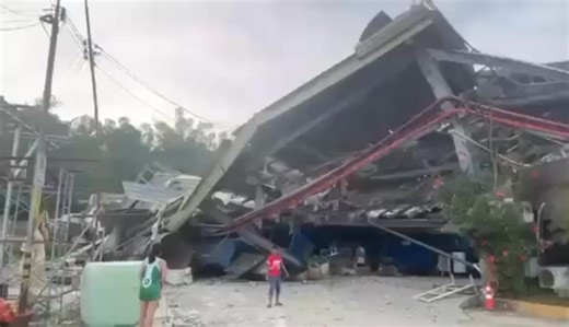 LANDFILL COLLAPSE Rescue teams continue operations after a private landfill collapsed in Barangay #Binaliw, #Cebu City, on Thursday, 8 January 2026, with several individuals reported trapped. | Video courtesy of Talamban Fire Station. #DailyTribune25 | Daily Tribune