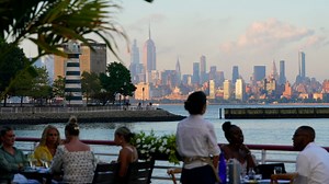 Looking to dine with a view of the Manhattan skyline? Here are restaurants where you can