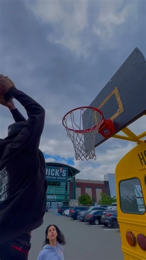 Me and the dunking machine !!😎 @_rob_inhood @hoopbusmaryland @thehoopbus @dickssportinggoods | Jazz Ducker